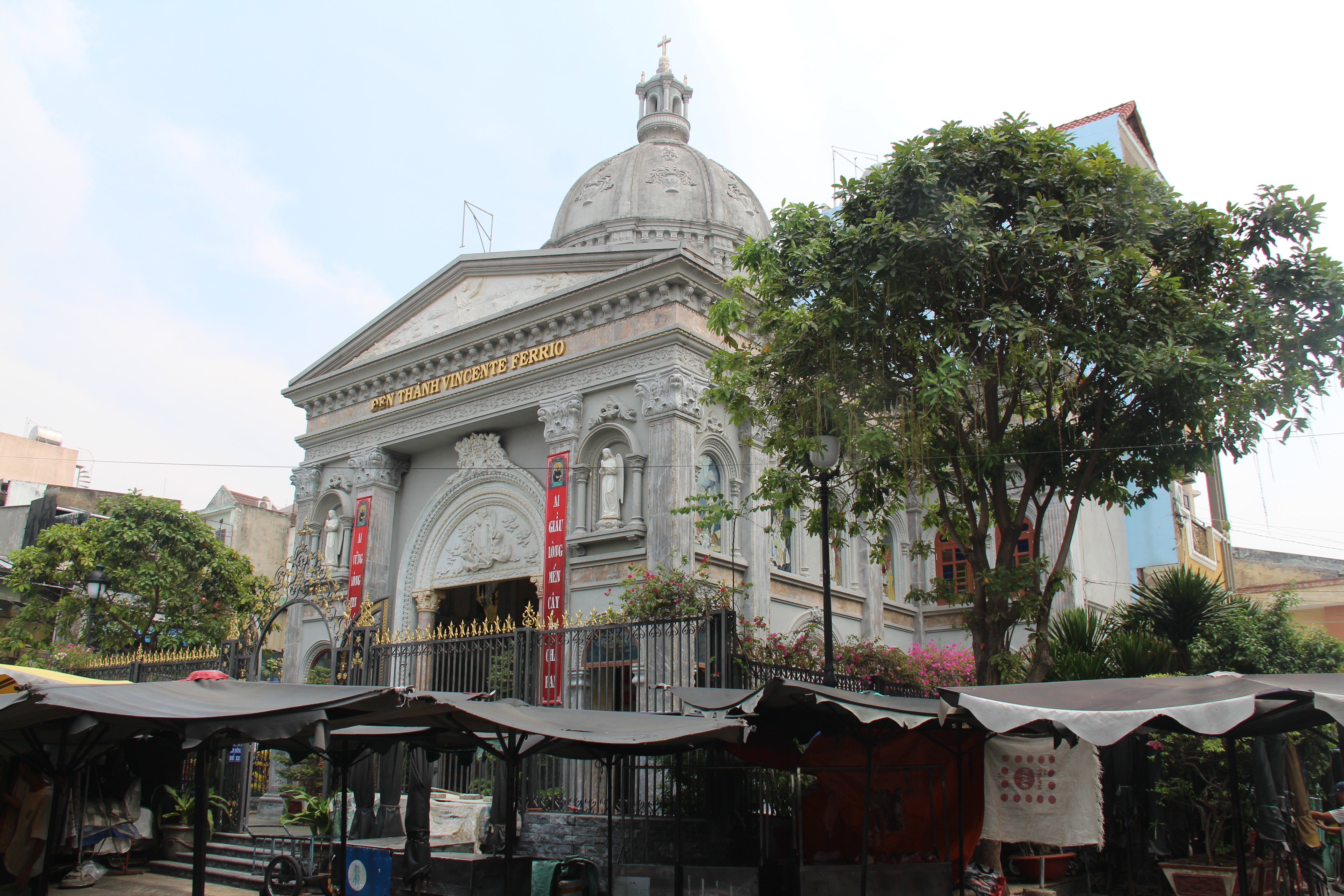 Đền thánh giữa lòng phố chợ